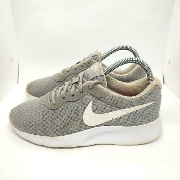 Nike Tanjun Running Sneakers Shoes Women's‎ Size 7 Grey - Picture 1 of 8